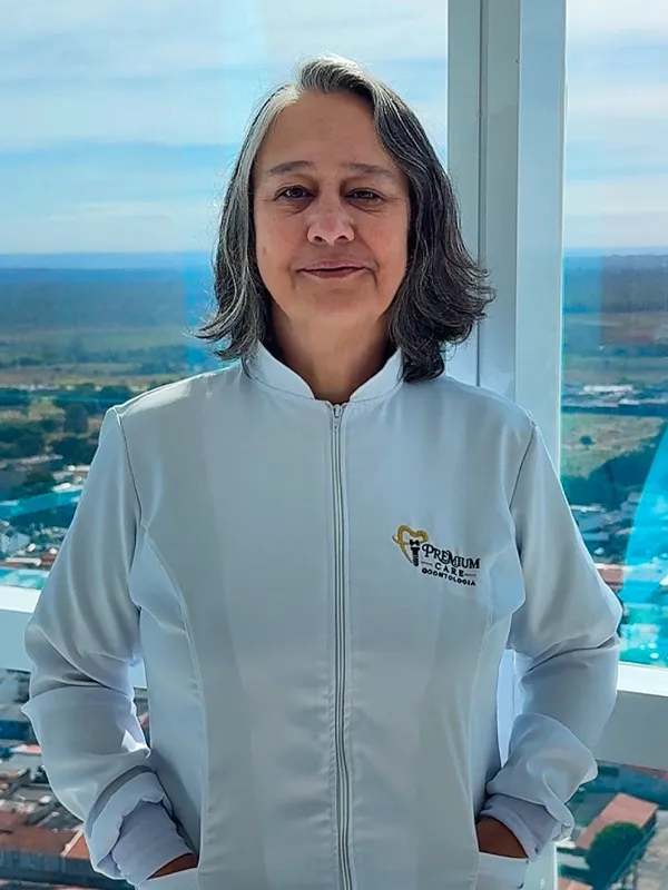 Dra. Alessandra Cardoso Rezende, cirurgiã-dentista responsável pela Premium Care Odontologia